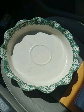 Scalloped Ceramic Serving Bowl in Cream and Green